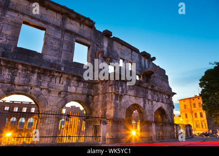 L'amphithéâtre romain de Pula, Croatie tourné au crépuscule. Il a été construit en 27 - 68 AD et est parmi les six plus grandes arènes romaines dans le Worl Banque D'Images