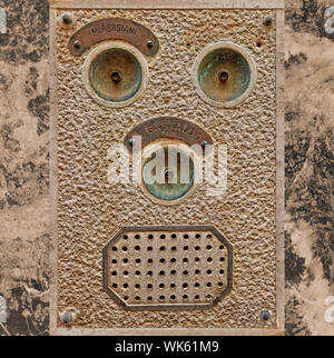 Interphone et de sonnerie avec facia face-comme l'aspect d'un bloc d'appartement à Venise, Italie. Banque D'Images