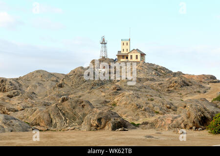 L'ancien et le nouveau phares sur Shark Island à la ville balnéaire de Luderitz en Namibie. Banque D'Images