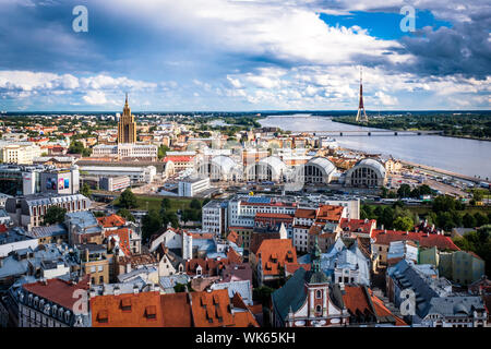 Lettonie : Riga. Aperçu de la ville construite sur la mer Baltique, sur le golfe de Riga, à l'embouchure de la Daugava. Au premier plan, Marché Central de Riga, Banque D'Images