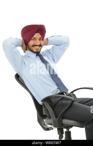 Portrait d'un homme d'affaires indien souriant avec ses mains derrière la tête Banque D'Images