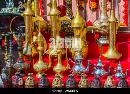 Rangée de pots de café traditionnel brillant et d'un voyant à le souk de Dubaï. Banque D'Images