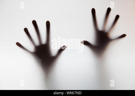 Les mains de toucher le verre dépoli. Crier à l'aide conceptuelle, la dépression, le stress, la panique Banque D'Images