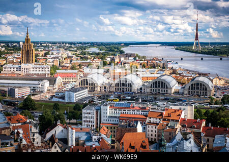 Lettonie : Riga. Aperçu de la ville construite sur la mer Baltique, sur le golfe de Riga, à l'embouchure de la Daugava. Au premier plan, Marché Central de Riga, Banque D'Images