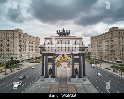 Moscou, Russie - juin 2019. Arc de Triomphe et le stalinisme bâtiments résidentiels sur l'avenue Kutuzovskiy. Vue aérienne Banque D'Images