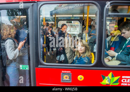 Londres, Royaume-Uni. 08Th Sep 2019. La ligne du Nord est totalement suspendu en raison d'une panne de signalisation. Le personnel de l'Cklapham diriger des personnes vers des bus et des trains qui sont complètement plein. Sml n'aide en mettant sur l'utilisation des files d'autobus si grande forme ou des personnes juste à la maison. Crédit : Guy Bell/Alamy Live News Banque D'Images