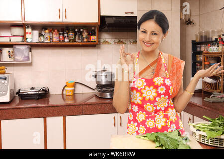 Femme préparant des aliments et montrant sur l'affiche Banque D'Images