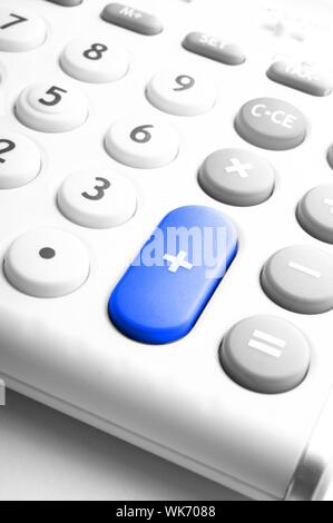 L'ajout des chiffres concept avec calculatrice moderne blanc in office Banque D'Images