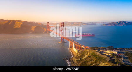 Vue aérienne de la Golden Gate Bridge at Sunset, San Francisco, California, USA Banque D'Images