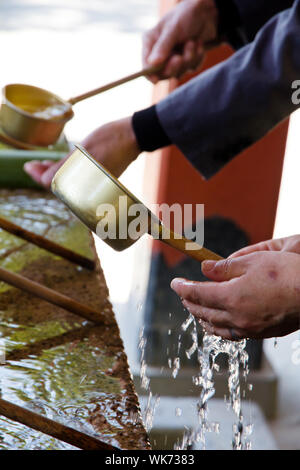 Description de l'eau et source japonais louche pour la purification des mains Banque D'Images