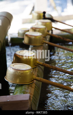 Description de l'eau et source japonais louche pour la purification des mains Banque D'Images