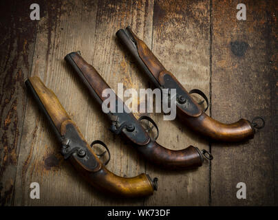 Pistolets Vintage sur fond de bois Banque D'Images