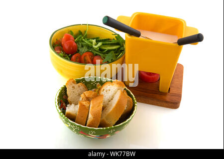 Fondue au fromage avec de la salade et du pain isolated over white Banque D'Images