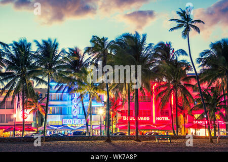 Miami Beach, Floride Hôtels et restaurants au coucher du soleil sur l'Ocean Drive, célèbre destination pour c'est la vie nocturne. Le 24 janvier 2014. Special photograp Banque D'Images