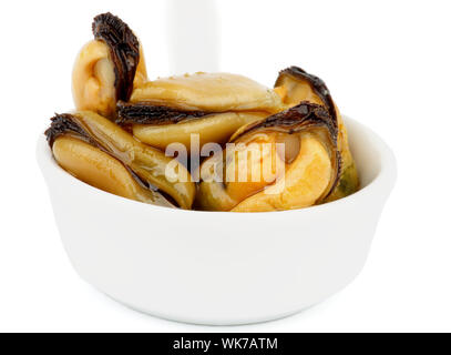 Moules fumées gastronomique avec de l'huile d'olive dans un bol blanc isolé sur fond blanc Banque D'Images