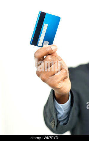 Portrait d'un homme part montrant une carte de crédit Banque D'Images