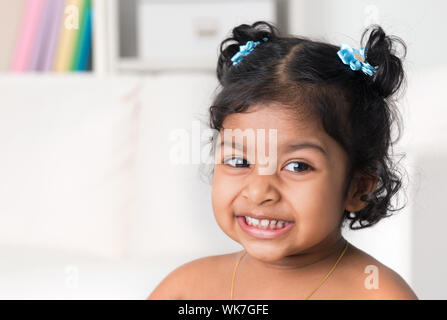 Portrait de Little Indian baby girl smiling. Mode de vie des enfants d'Asie à la maison. Banque D'Images