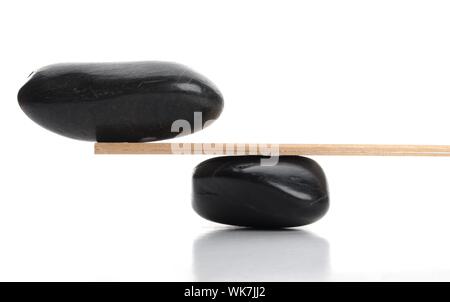 Balances pierres zen isolé sur blanc montrant le poids ou spa concept avec copyspace Banque D'Images