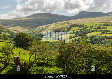 Bannau Bannau Brycheiniog et Sir Gaer dans la Montagne Noire, dans l'ouest de Brecon Beacons, montrant l'approche de la vallée Banque D'Images