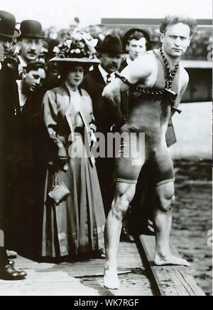 Harry Houdini (24 mars 1874 Ð 31 octobre 1926) était un illusionniste américain d'origine hongroise et stunt performer, connu pour ses actes échappent à sensation Banque D'Images