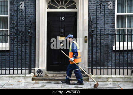 Roadsweeper exerce comme d'habitude à l'extérieur de 10 Downing Street, Londres. Banque D'Images