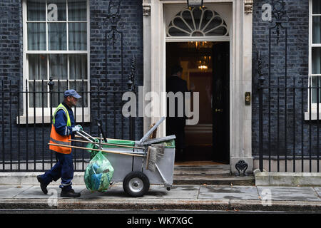 Roadsweeper exerce comme d'habitude à l'extérieur de 10 Downing Street, Londres. Banque D'Images