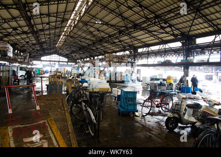 Marché de Tsukiji, le marché de Tsukiji est un grand marché pour les poissons, les fruits et légumes dans le centre de Tokyo, Japon. Banque D'Images