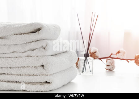 Pile de serviettes propres en coton blanc, close-up Banque D'Images