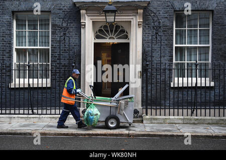 Roadsweeper exerce comme d'habitude à l'extérieur de 10 Downing Street, Londres. PA Photo. Photo date : mercredi 4 septembre 2019. Voir la politique histoire PA DowningStreet. Crédit photo doit se lire : Victoria Jones/PA Wire Banque D'Images