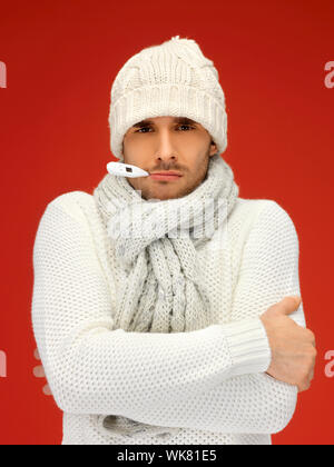 Photo de l'homme malade avec le thermomètre dans la bouche Banque D'Images