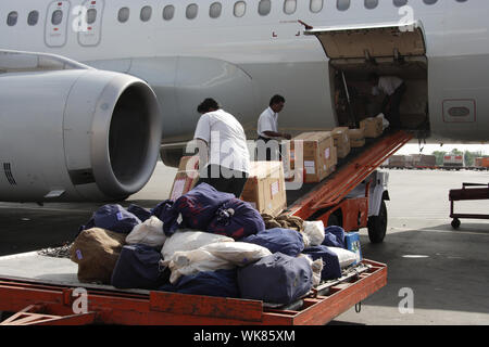 Cargo d'être chargés à bord d'avion, l'Inde Banque D'Images