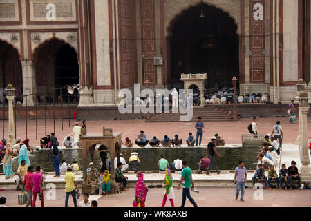 Les gens dans une mosquée, Jama Masjid, Old Delhi, Inde Banque D'Images