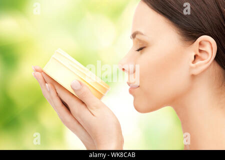 Photo de belle femme avec crème hydratante Banque D'Images