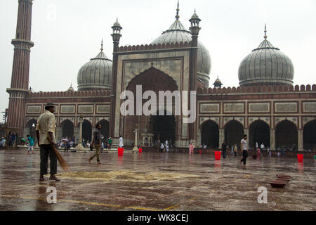 Les gens dans une mosquée, Jama Masjid, Old Delhi, Inde Banque D'Images