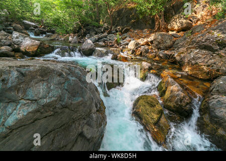 Cascade d'eau qui coule à travers de grands rochers en forêt Kazdagi (Mont Ida) à Canakkale, Turquie. Coup horizontal et les gros rochers au premier plan. Banque D'Images