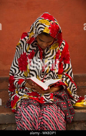 Woman reading Quran at mosque, Jama Masjid, Old Delhi, India Stock Photo