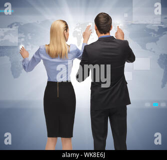 L'homme et la femme travaille avec quelque chose d'imaginaire Banque D'Images