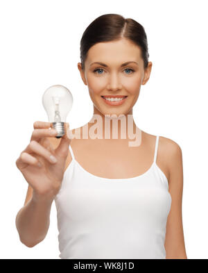 Photo de belle femme avec ampoule à économie d'énergie Banque D'Images