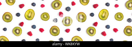 Fruit de la création d'ouverture. Les kiwis, les bleuets et les framboises sur le fond blanc Banque D'Images
