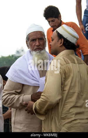 Les hommes musulmans à étreindre l'autre, Jama Masjid, Old Delhi, Inde Banque D'Images