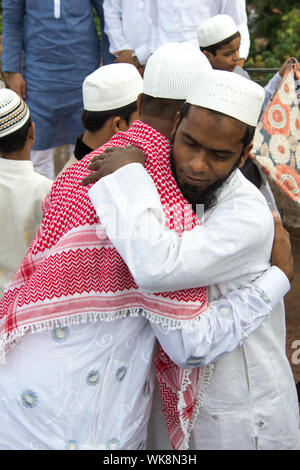Les hommes musulmans à étreindre l'autre, Jama Masjid, Old Delhi, Inde Banque D'Images