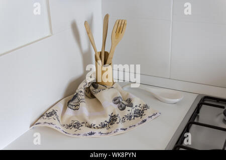 Nouvelle cuisine confortable en bois, des ustensiles de cuisine et les torchons de cuisine Banque D'Images