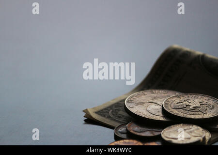 Billets et pièces minable still life Banque D'Images