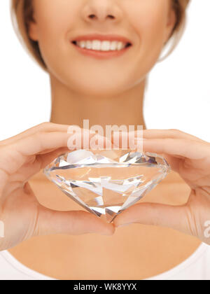 Woman's hands montrant big diamond Banque D'Images