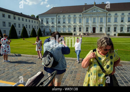 Berlin, Allemagne. Août 31, 2019. Les visiteurs se photographier dans le jardin devant le château de Bellevue pendant le président fédéral des citoyens du Festival. Credit : Gregor Fischer/dpa/Alamy Live News Banque D'Images