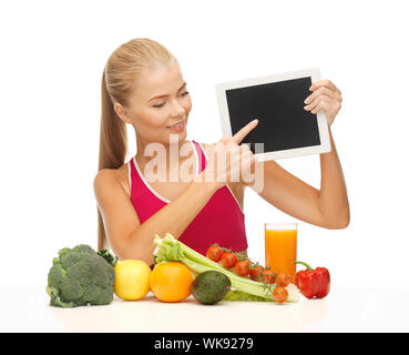 Femme avec fruits, légumes et tablet pc