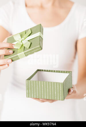 Femme mains avec boîte-cadeau Banque D'Images