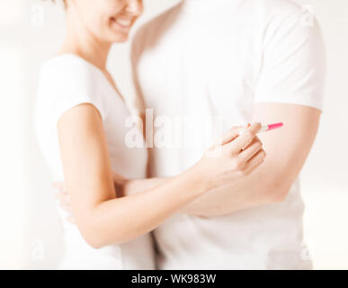 La femme et l'homme les mains avec test de grossesse Banque D'Images