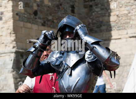 Close-up de chevaliers médiévaux mise sur leurs armures, avant de prendre part à un tournoi de joutes au château de Douvres Banque D'Images