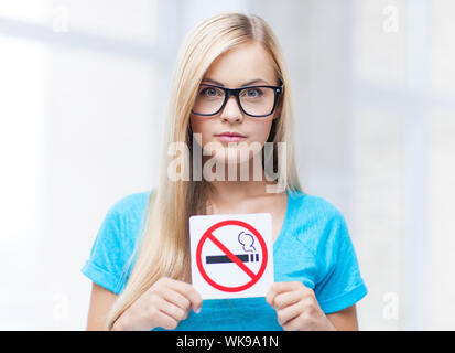 Photo de femme avec restriction de fumer sign Banque D'Images